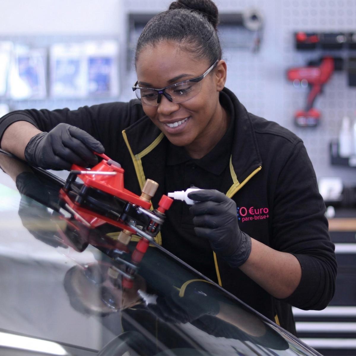 Technicien réparant un impact sur pare-brise